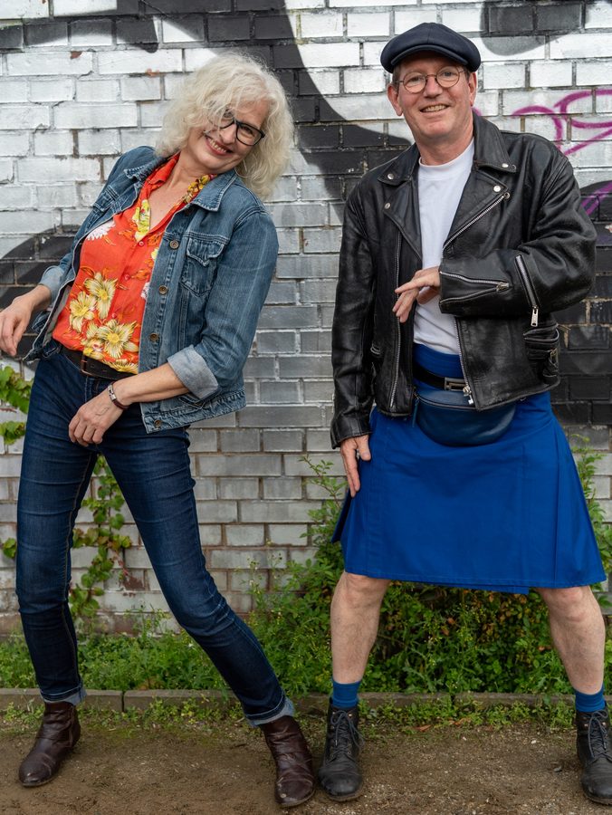 Streetstyle Pose vor Wand